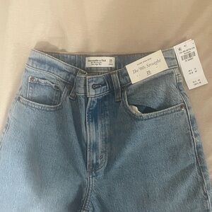Abercrombie & Fitch Women's Light Blue 90s Straight Leg Ultra High Rise Jeans.